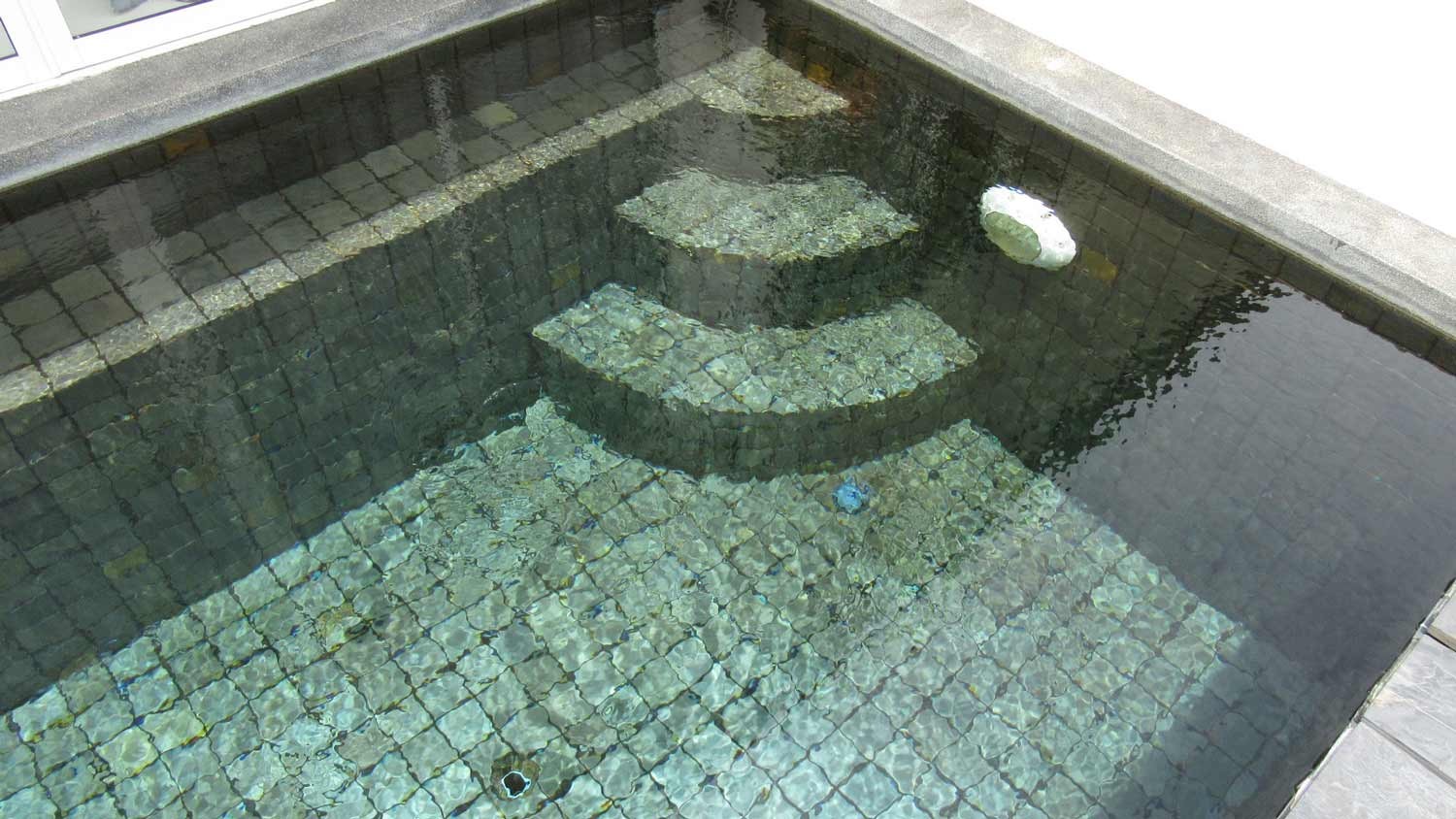 photo 43 piscine sur la terrasse de la VILLA PARIS en pierres naturelles sombres
